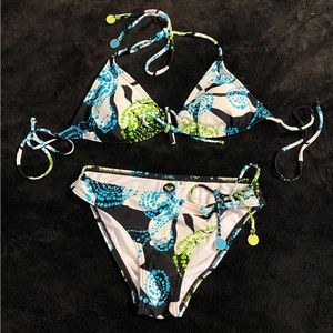 SOLD** Super cute Y2K Roxy retro print bikini bathing suit. 🔥